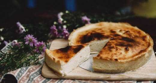 עוגת גבינה באסקית מופלאה בטעמי קפה, וניל וקרמל